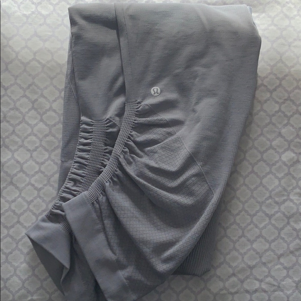 Lululemon gray crop leggings 😍